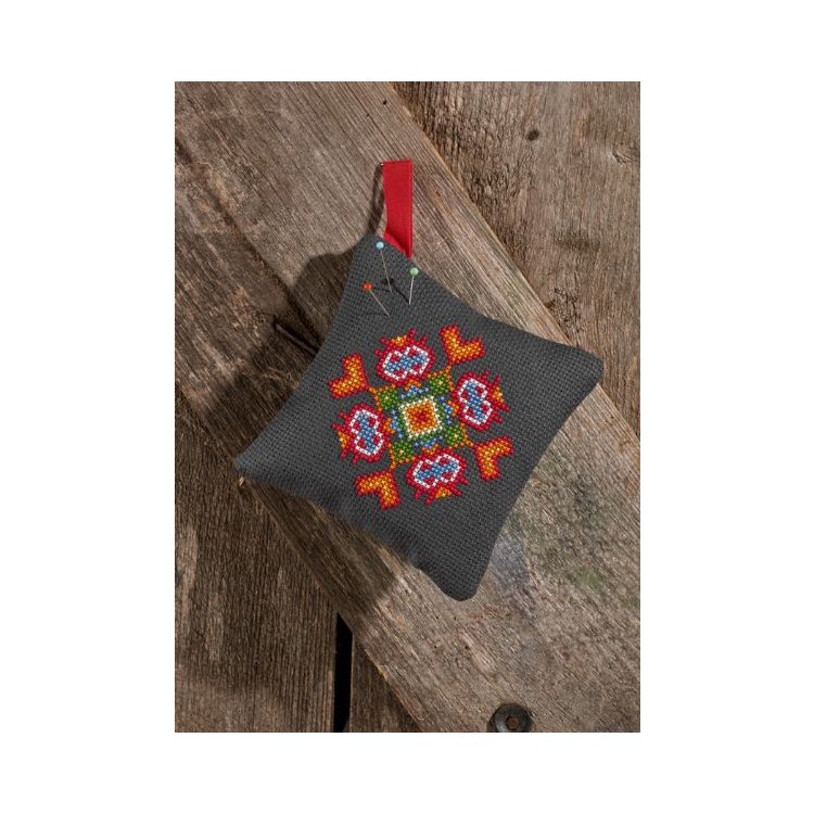 03-7390 Подушечка міщани 1. Набір для вишивання хрестом PERMIN - 1