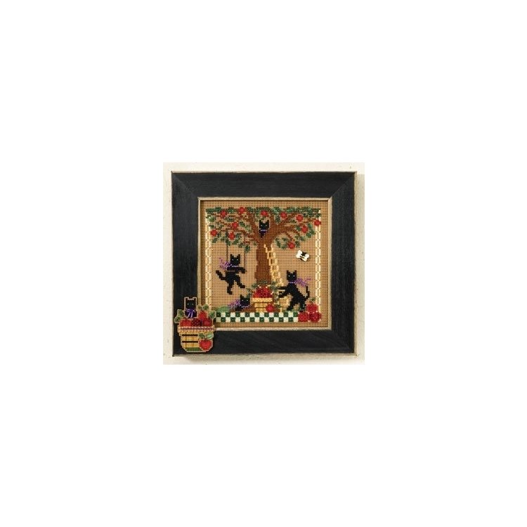 MH147201 Яблочное приключение. Набор для вышивки в смешанной технике Mill Hill - 1