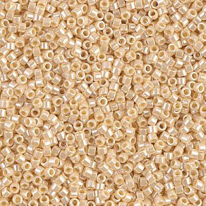 DB-1561 Бисер Miyuki Delica Beads 11/0 (жемчужное топленое искрящееся молоко) - 1