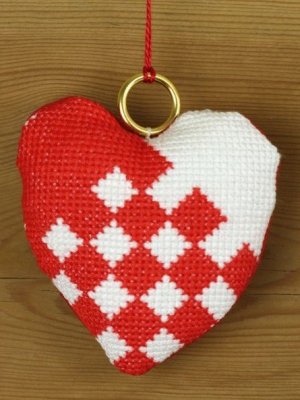 01-6250 Сплетенное сердце. Набор для вышивания крестом PERMIN - 1