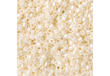 DB-1900 Бисер Miyuki Delica Beads 11/0 (жемчужный, молочный насыщенный) DB-1900 Бисер Miyuki Delica Beads 11/0 (жемчужный, молочный насыщенный)