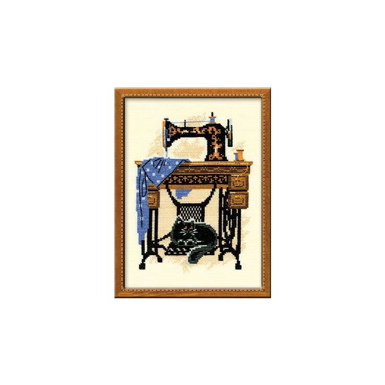0857 Кошка со швейной машинкой. Набор для вышивки крестом Риолис - 1